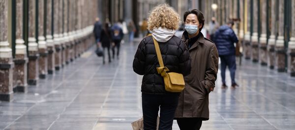 Люди в масках в Брюсселе, Бельгия - Sputnik Ўзбекистон