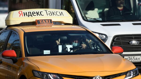 Водитель в защитной маске за рулем такси - Sputnik Ўзбекистон