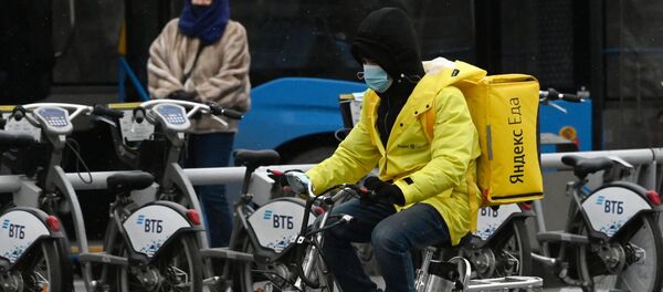Курьер сервиса доставки Яндекс.Еда - Sputnik Узбекистан