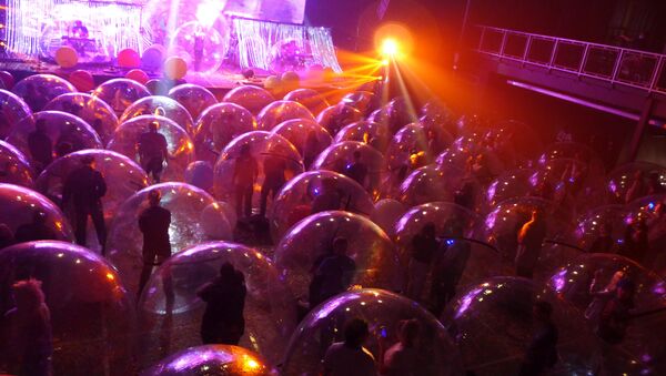 Концерт группы Flaming Lips в индивидуальных пузырях в США  - Sputnik Узбекистан