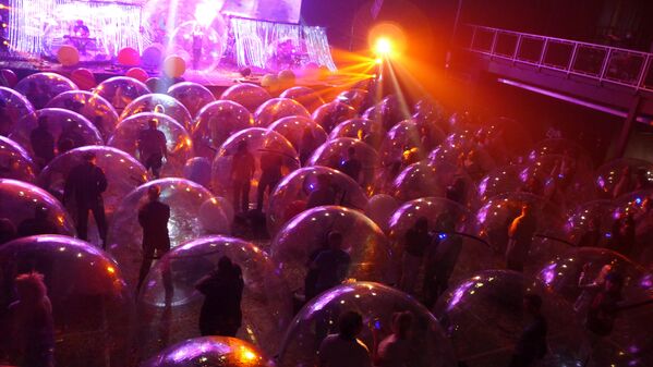 На днях известная рок-группа The Flaming Lips дала концерты, где сами участники группы и их аудитория были внутри прозрачных пузырей. - Sputnik Узбекистан