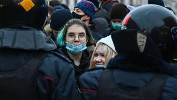 Участники несанкционированной акции сторонников Алексея Навального на Пушкинской площади в Москве - Sputnik Узбекистан