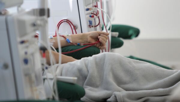 Пациент проходит медицинскую процедуру в диализном центре - Sputnik Узбекистан