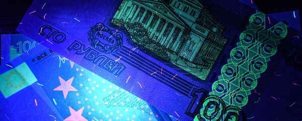 Денежные купюры под ультрафиолетовым освещением - Sputnik Узбекистан