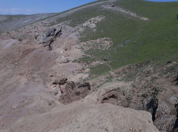 Четверых человек, занимавшихся незаконной добычей золота на горе в Галляаральском районе Джизакской области, завалило камнями - Sputnik Ўзбекистон
