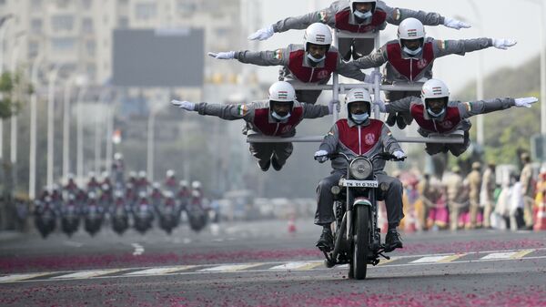 Акробатический трюк в исполнении полицейских курсантов во время генеральной репетиции предстоящего парада в честь Дня Республики в Ченнае, Индия - Sputnik Ўзбекистон