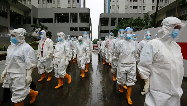 Медицинские работники в средствах индивидуальной защиты в Джакарте, Индонезия - Sputnik Узбекистан