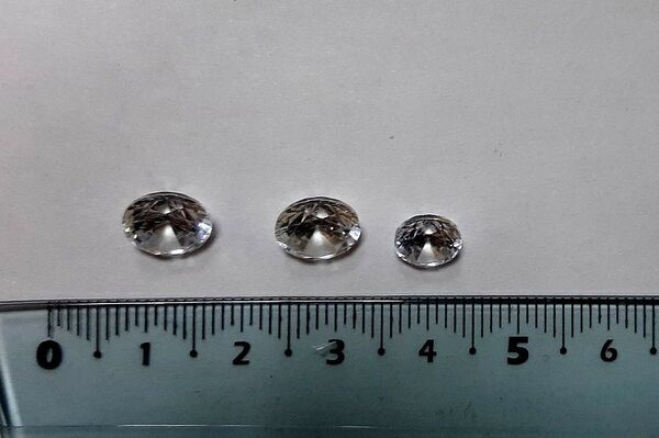 Бриллианты, изъятые у членов ОПГ в Узбекистане - Sputnik Узбекистан