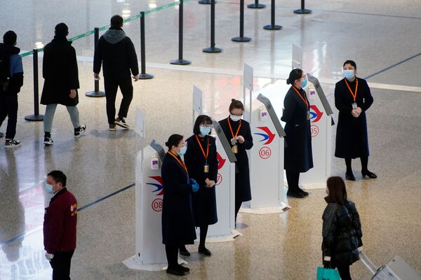 Не меньше людей выбирает и воздушный транспорт. При этом персонал аэропорта, стоящий у регистрационных автоматов в международном аэропорту Шанхая, носит защитную одежду.  - Sputnik Узбекистан