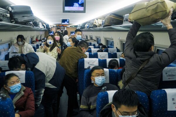 Никто и не думает снимать маски в поезде, даже если это высокоскоростной экспресс.  - Sputnik Узбекистан