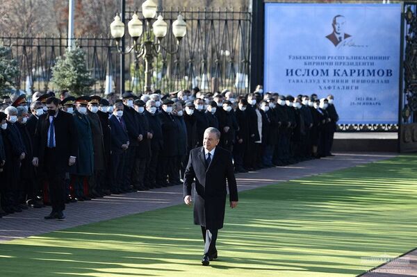 Возложены цветы к подножию памятника Исламу Каримову - Sputnik Узбекистан