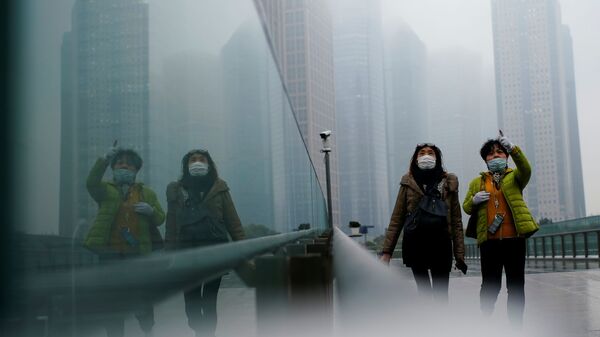 Люди в масках гуляют по Шанхаю, Китай - Sputnik Узбекистан