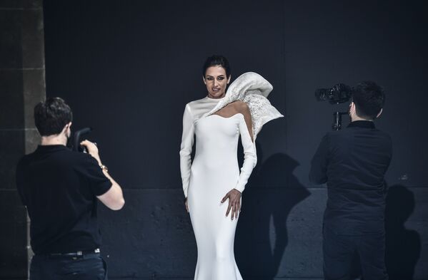 Модель представляет творение французского дизайнера Стефана Роллана на Paris Haute Couture Fashion Week. - Sputnik Узбекистан