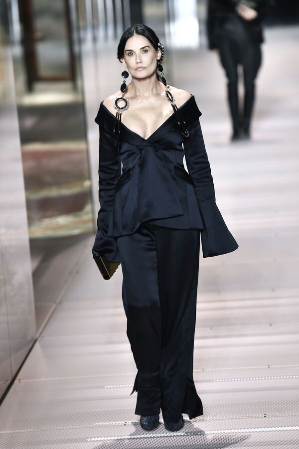 Актриса Деми Мур на модном показе Fendi сезона весна-лето 2021 в рамках Недели моды в Париже, Франция. - Sputnik Узбекистан