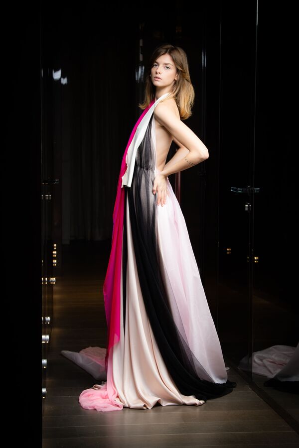 Модель демонстрирует работу итальянского дизайнера Sofia Crociani из коллекции Aelis Весна-Лето 2021 во время Недели высокой моды в Париже. - Sputnik Узбекистан