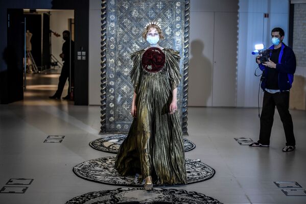 Модель демонстрирует творение от Christian Dior во время примерки в модном доме Christian Dior Haute Couture в Париже. - Sputnik Узбекистан