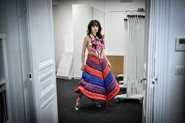 Модель представляет коллекцию французского дизайнера Charles de Vilmorin на Paris Haute Couture Fashion Week. - Sputnik Узбекистан