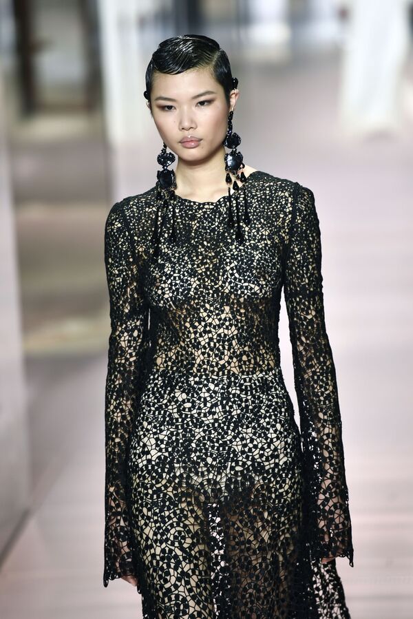 Модель представляет коллекцию британского дизайнера Kim Jones на Paris Haute Couture Fashion Week. - Sputnik Узбекистан