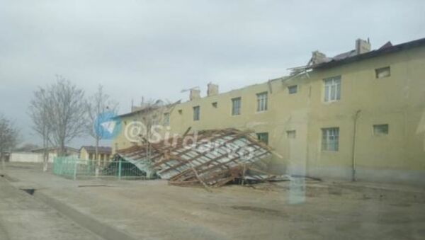 В Сырдарьинской области из-за ветра снесло крышу дома - фото - Sputnik Узбекистан