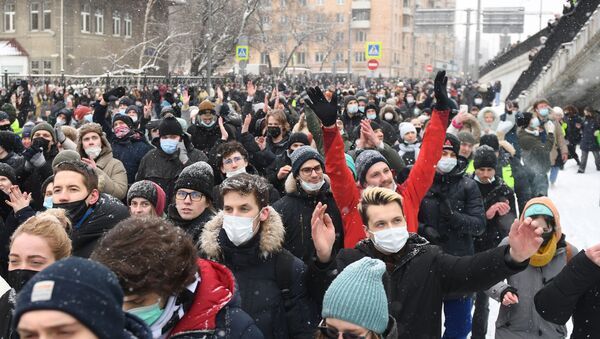 Участники несанкционированной акции сторонников Алексея Навального в Москве. - Sputnik Узбекистан