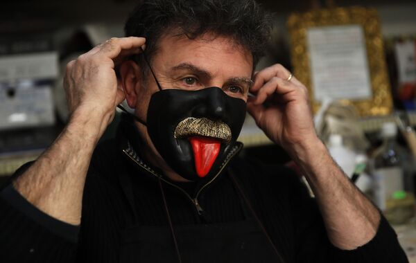 Теперь мастера по маскам вместо карнавальным продают защитные. - Sputnik Узбекистан