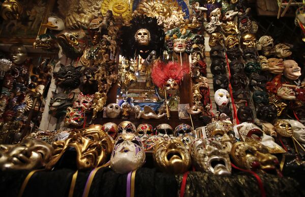 Карнавальные маски в мастерской художника в Венеции. - Sputnik Узбекистан