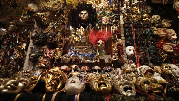 Карнавальные маски в мастерской художника в Венеции  - Sputnik Ўзбекистон