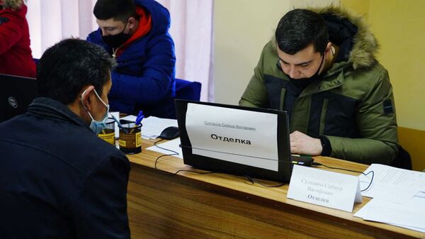 От желающих нет отбоя: строители из Самарканда прошли отбор на работу в РФ - Sputnik Узбекистан
