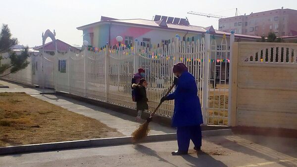 Женщина подметает улицу - Sputnik Узбекистан