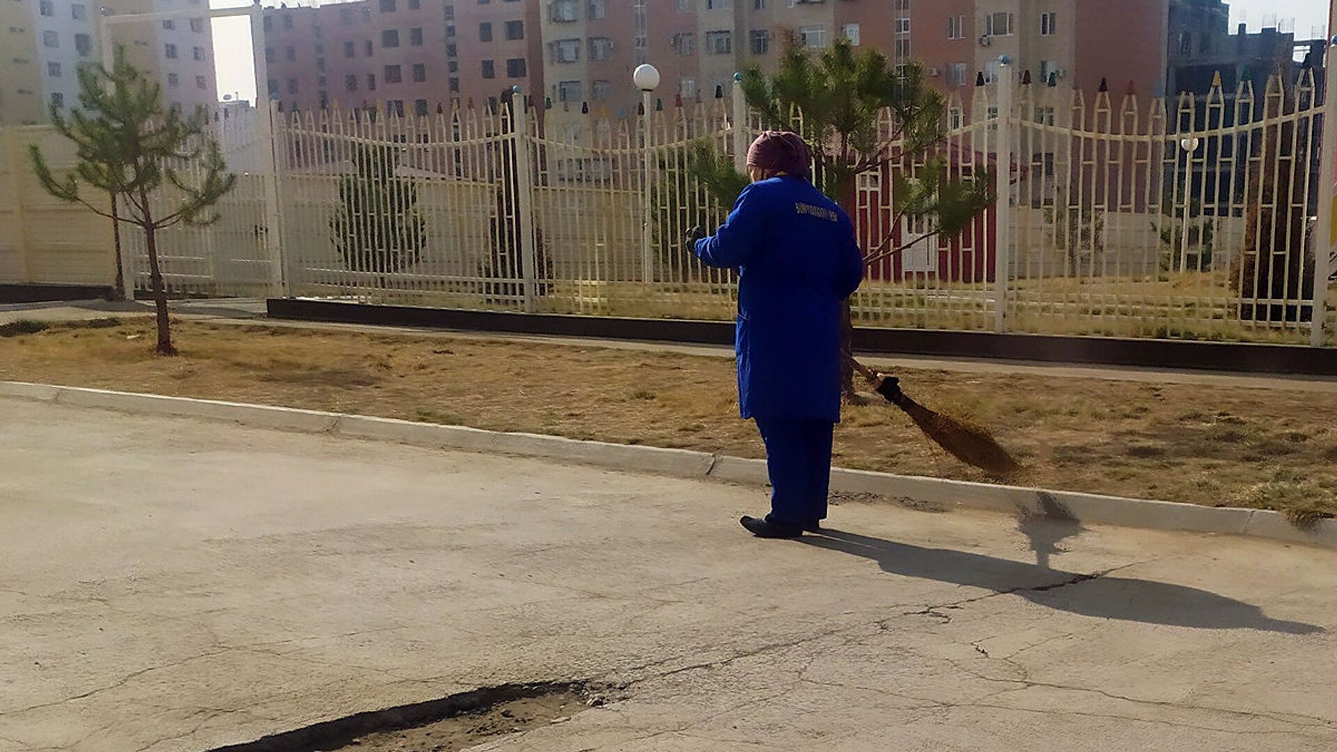 Женщина подметает улицу - Sputnik Узбекистан, 1920, 27.04.2022