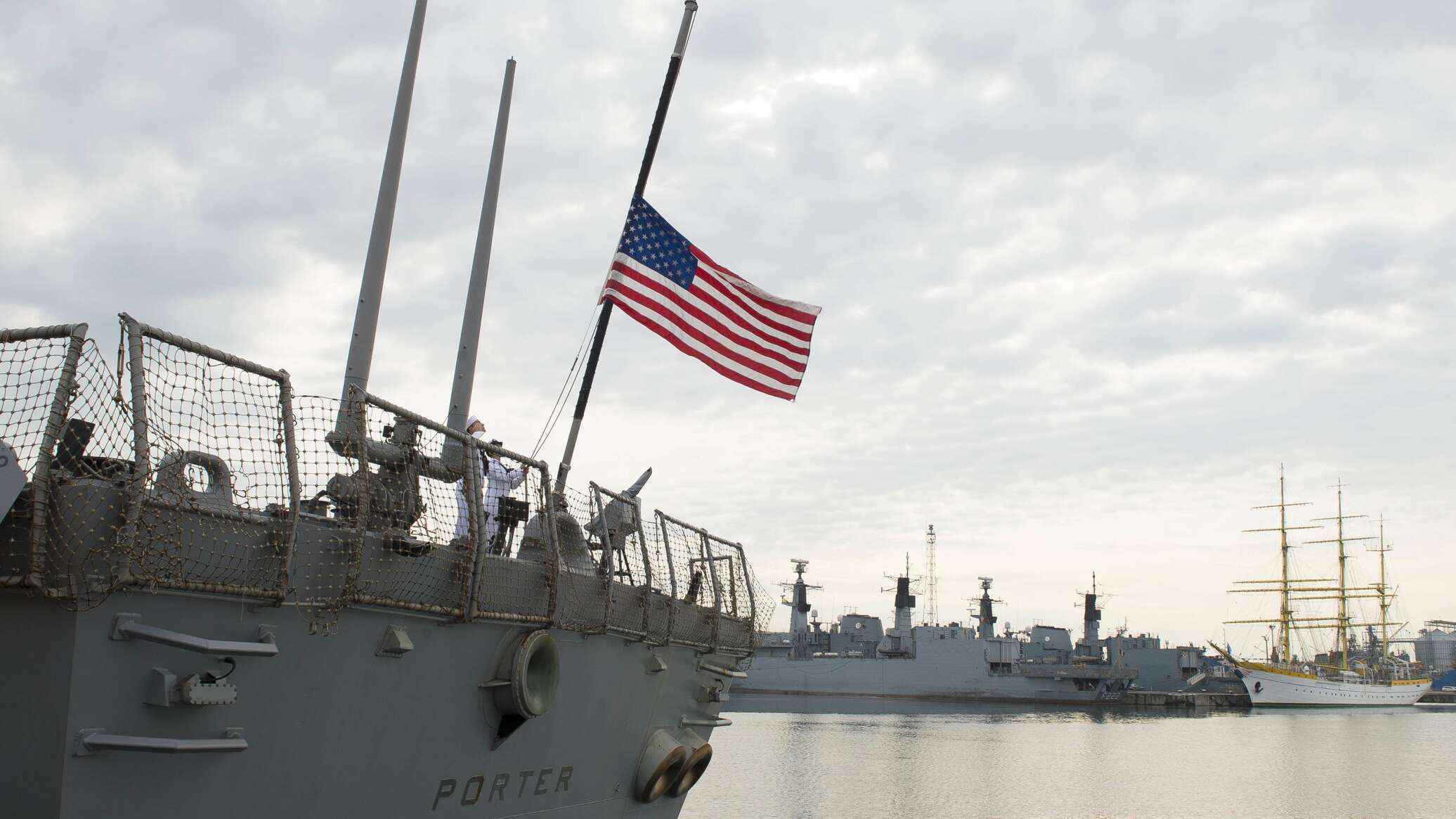 Американцы на черном море. Флаг США на корабле. Американский эсминец с флагом. Украинский флаги кораблей.