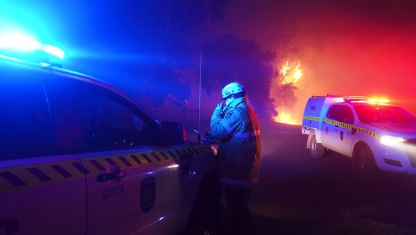 Пожарный на тушении пожара в Вуроло, недалеко от Перта, Австралия - Sputnik Узбекистан