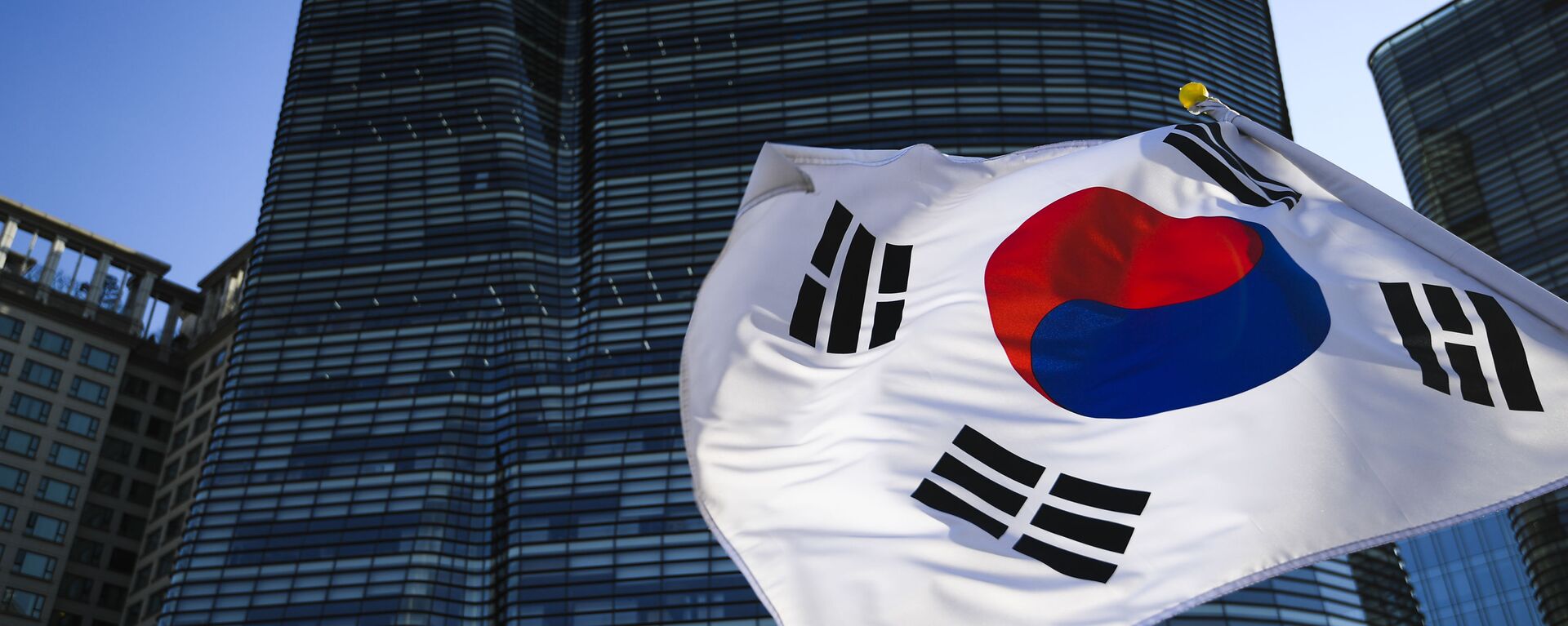 Флаг Южной Кореи в Сеуле. - Sputnik Узбекистан, 1920, 14.04.2021