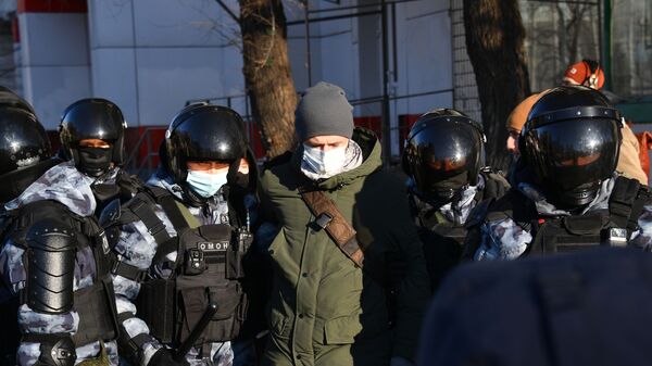Задержание полицейскими молодого человека у здания Московского городского суда - Sputnik Узбекистан