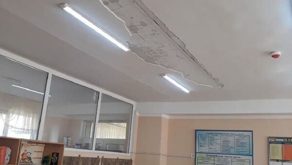 Капремонт с угрозой для здоровья: в Янгиюльской школе обрушился потолок - Sputnik Узбекистан