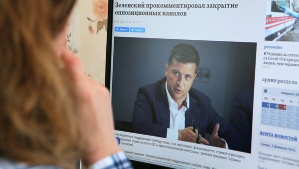 Экран монитора с новостным заголовком Зеленский прокомментировал закрытие оппозиционных каналов - Sputnik Узбекистан