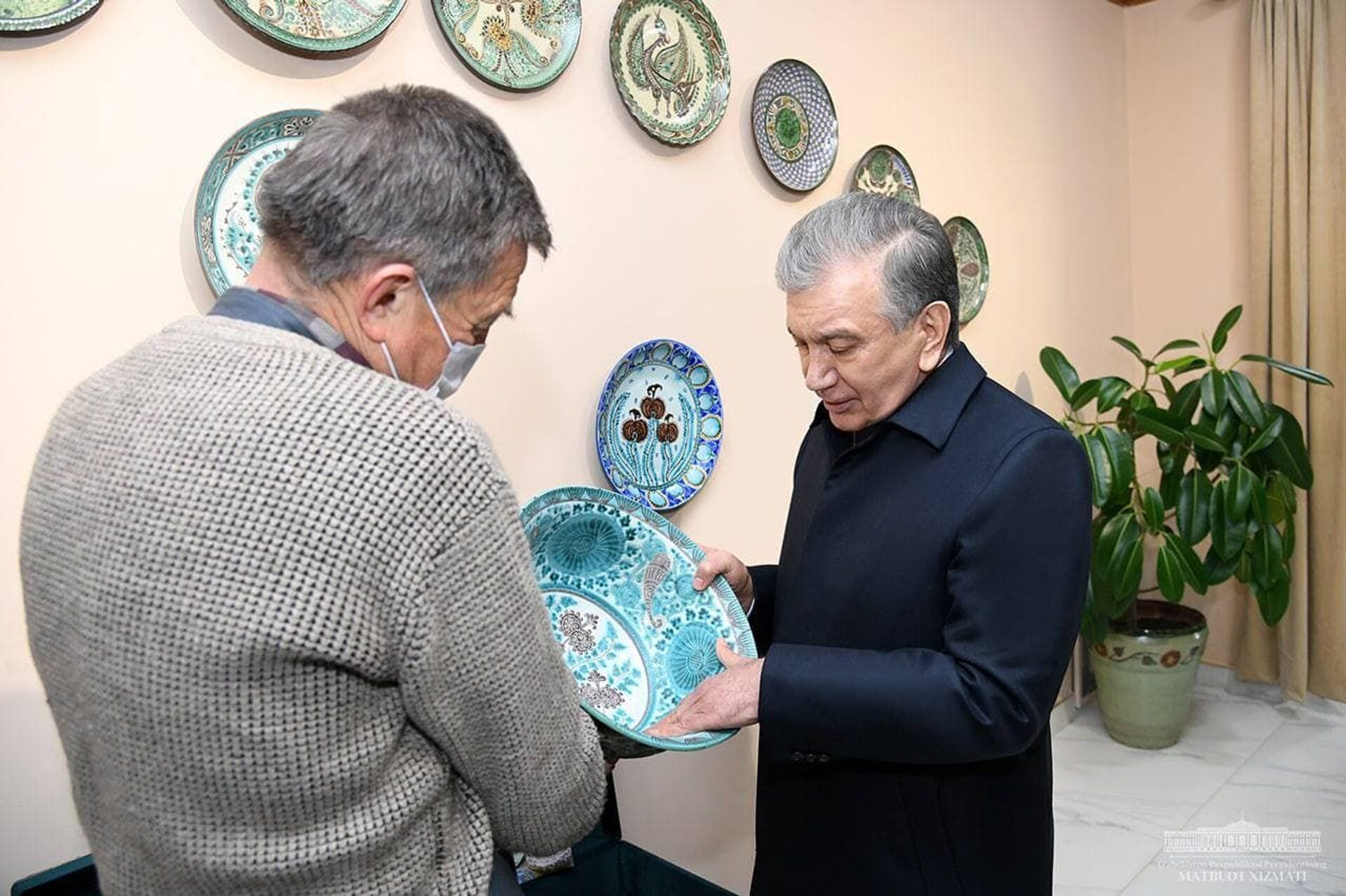 Шавкат Мирзиёев посетил Международный центр керамики, построенный в Риштанском районе - Sputnik Узбекистан, 1920, 10.03.2021