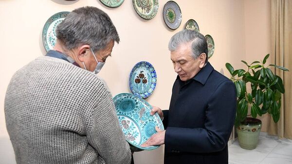 Шавкат Мирзиёев посетил Международный центр керамики, построенный в Риштанском районе - Sputnik Ўзбекистон