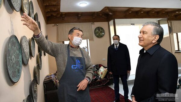 Шавкат Мирзиёев посетил Международный центр керамики, построенный в Риштанском районе - Sputnik Узбекистан