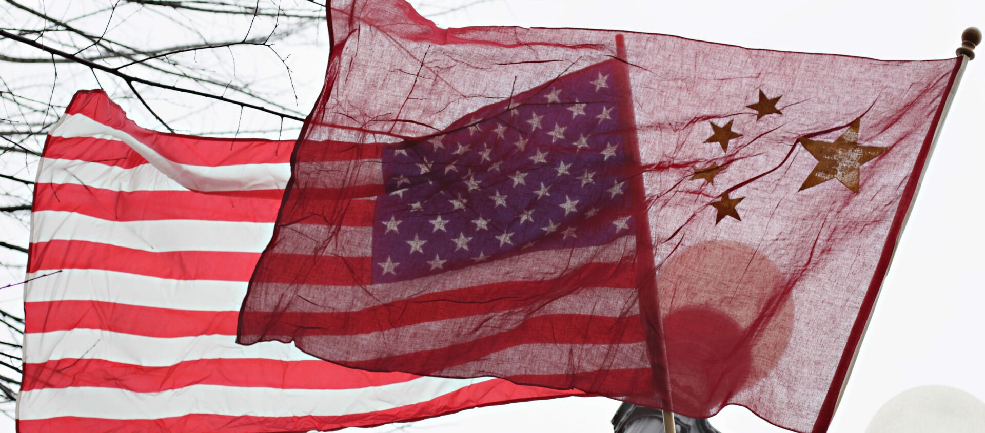 Американский и китайский флаги перед Белым домом в Вашингтоне - Sputnik Узбекистан, 1920, 05.02.2021
