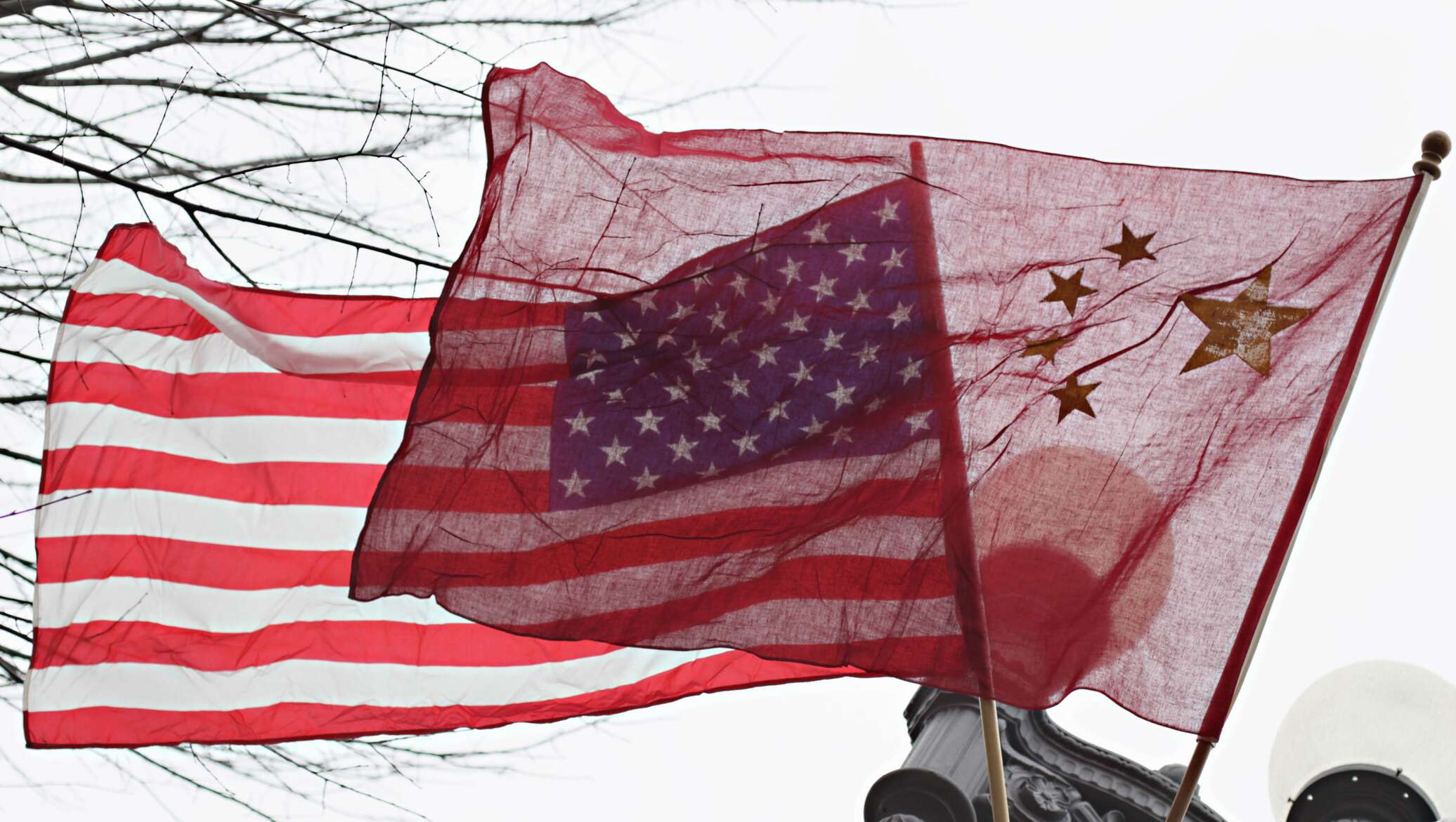Русско китайский флаг. Американский и китайский флаг. Приспущены флаги Китай. Военно морской флаг Китая. Возвращенные сша