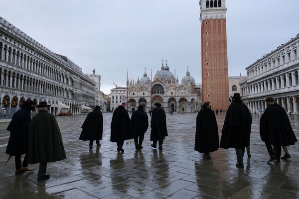 Люди в традиционных длинных черных плащах табарро на площади Святого Марка в Венеции. - Sputnik Узбекистан