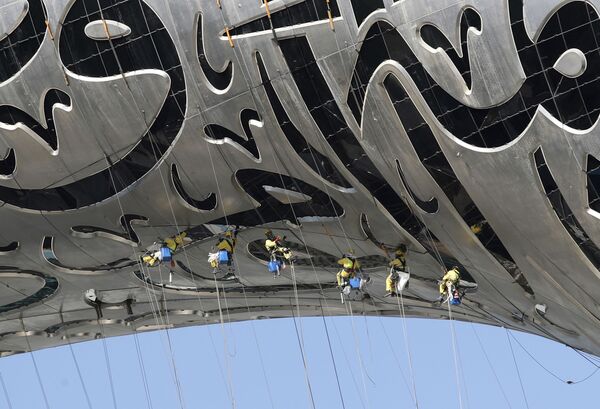 Рабочие на здании строящегося Музея будущего в Дубае, ОАЭ. - Sputnik Узбекистан