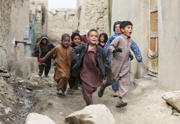 Афганские дети играют на окраине Кабула. - Sputnik Узбекистан