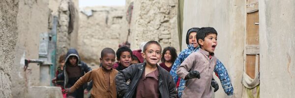 Афганские дети играют на окраине Кабула - Sputnik Узбекистан