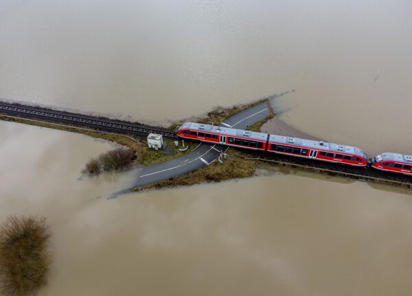 Поезд на затопленной местности в Германии. - Sputnik Узбекистан