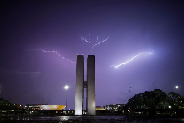 Молния над Национальным конгрессом в Бразилиа, Бразилия. - Sputnik Узбекистан