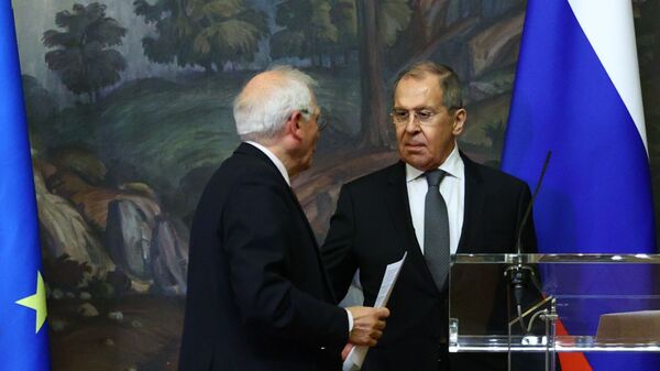 Министр иностранных дел РФ Сергей Лавров (справа) и верховный представитель ЕС по иностранным делам и политике безопасности Жозеп Боррель - Sputnik Узбекистан