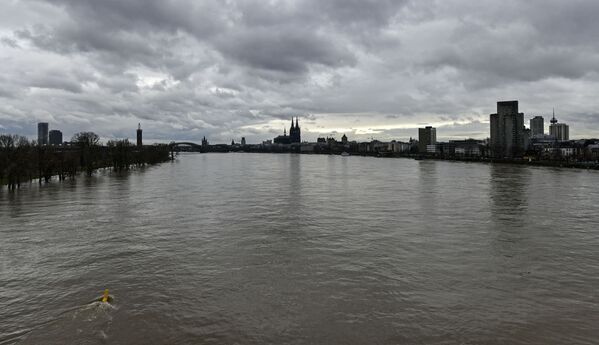 На Рейне в Дуйсбурге находится крупнейший речной порт Европы. Каждый день по реке, например на участке между Майнцем и Кобленцем, проходит около 200 кораблей - Sputnik Узбекистан