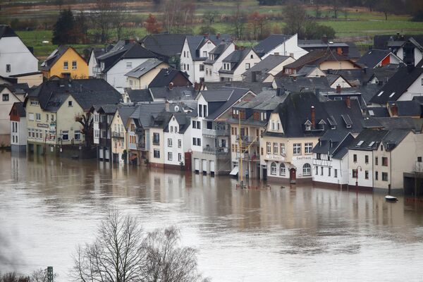 Берега Рейна затоплены в Нидерверте. Как говорят в Германии, жить на Рейне - жить вместе с Рейном - Sputnik Узбекистан